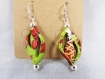 Boucles oreilles crochets - perles rouges/verts forme ajourée 