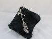 Porte clés " plume, perle noir et trèfle" ref pc015 