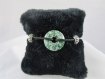 Bracelet " cordon noir avec perlse plates verte et argentées ", avec tour de poignet réglable 
