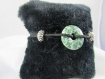 Bracelet " cordon noir avec perlse plates verte et argentées ", avec tour de poignet réglable 