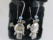 Boucles d'oreilles en métal argenté " petite geischa et perle bleue " 