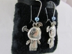 Boucles d'oreilles en métal argenté " petite geischa et perle bleue " 