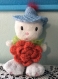 Élégant petite peluche avec sa chapeau et petite rose 