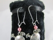 Boucles d'oreilles en métal argenté " petite geischa et rose " 