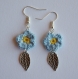 Boucles d'oreille fleur bleu clair au crochet. 