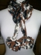 Écharpe tricot en fil de velours, chiné marron,gris,beige, noire. long 2,90 mètres 