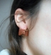 Boucles d'oreillesn oeuds de cuir marron. 
