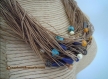 Cadeau pour femmes, collier ras du cou, fils marron, perles bleues. 
