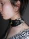 Collier plastron, corset de cou soie imprimée noire. 