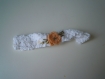 Bandeau bébé baptême coton blanc fleur saumon. 