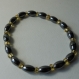Bracelet bien-être en hématite ovale et perles jaunes. 