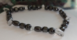 Bracelet bien-être en hématite,pierre de la détente et du sommeil perles 6mm et facettées, olives et cristal de roche chips. 