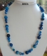 Collier en agate teintée bleue,pierre de confiance en soi,perles 6, 8 et 10mm et perles tonneau couleur argentée. 