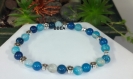 Bracelet bien-être en agate teintée bleue,pierre de confiance en soi, perles 8 mmx2 et perles grosses fleurs argent du tibet 
