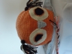 Bonnet hibou orange avec bordure grise au crochet entièrement fait main fermeture sous le cou 