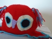 Bonnet hibou rouge avec bordure bleu au crochet entièrement fait main fermeture sous le cou 