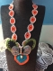 Chic et élégant collier de acrylique au crochet décor cuire d'agneau et petites perles 