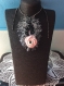 Collier fantasia de cuire d'agneau décor au  crochet de acrylique et petites perles modèle unique 
