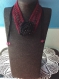Chic et élégant collier de cuire naturel décor grand rose de acrylique  noir au crochet 