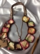 Chic et élégant collier de cuire naturel décor au  crochet de acrylique et petites perles 