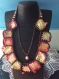 Chic et élégant collier de cuire naturel décor au  crochet de acrylique et petites perles 
