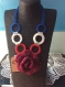 Chic et élégant collier grand rose  de acrylique au crochet décor petites perles 