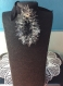 Chic et élégant collier de cuire naturel croche acrylique décor petites perles 