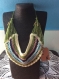 Chic et élégant collier de acrylique au crochet décor petites perles modèle unique et jolie 