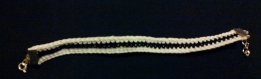 Bracelet noir et blanc au crochet. 