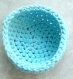 Corbeille bleue au crochet utilisations diverses. 
