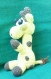 Dans la savane, petite girafe faîte au crochet. 