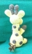 Dans la savane, petite girafe faîte au crochet. 