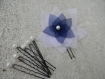 Parure bijoux mariage fleur en organza blanc et bleu 