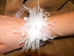 Bracelet fleur en organza blanc, plume bracelet mariage 