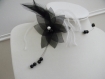 Collier mariage fleur en organza noir plume de coq perle 