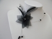 Collier mariage fleur en organza noir plume de coq perle 