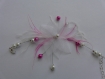 Bracelet mariage fleur en organza blanc fuchsia plume 