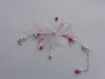 Bracelet mariage fleur en organza blanc fuchsia plume 
