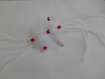 Barrette mariage fleur en organza blanc perle cristal rouge plume 