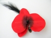 Barrette orchidée en soie rouge/bordeaux, plume noire. 