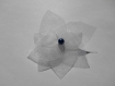 Barrette mariage fleur en organza gris clair perle bleu 