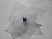Barrette mariage fleur en organza gris clair perle bleu 