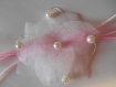 Peigne mariage fleur en organza blanc et rose perle plume. 
