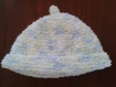 Bonnet tricoter fait main en 3 couleurs bleu,jaune pastelle et blanc 