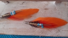 Lot de 2 plumes orange avec perles 