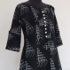 Longue tunique femme en coton noir imprimé motifs ethniques blancs, col rond et boutons 