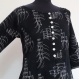 Longue tunique femme en coton noir imprimé motifs ethniques blancs, col rond et boutons 