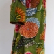 Longue tunique femme en coton kaki imprimé exotic multicolore, col rond et boutons 