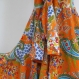 Robe mi -longue blanche en coton à fleurs orange et multicolore en coton imprimé paisley avec écharpe assortie 