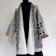 Veste kimono à grand col réversible en coton gaudri épais blanc imprimé noir 